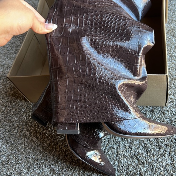 Stunning crocodile chocolate boots - Picture 7 of 8